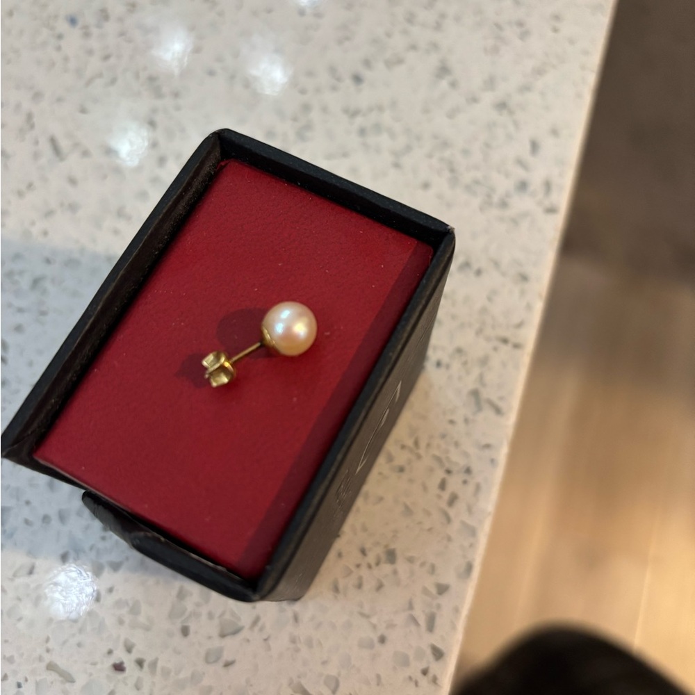 Elegant Pearl Earring with Gold stud & safety clasp.
